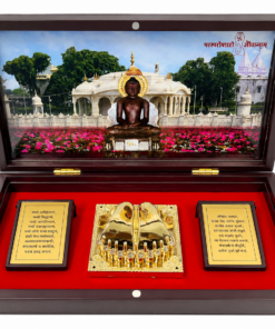 Open wooden display box with a central gold Buddha statue, two inscribed gold plaques, and a red lining; lid shows a temple scene. (informative)